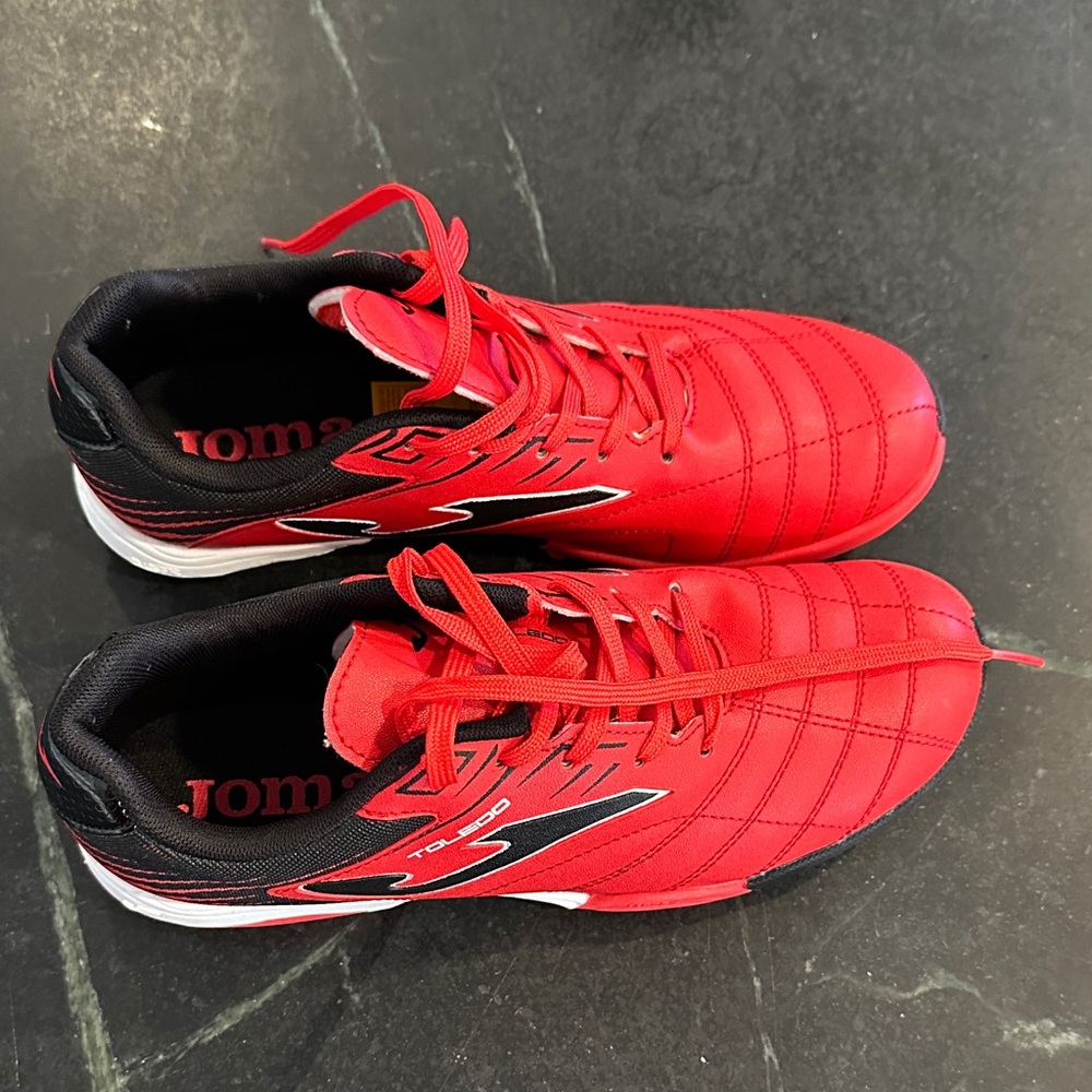 Never worn JOMA Toledo Red size 5 US kids, indoor artificial turf, soccer shoes